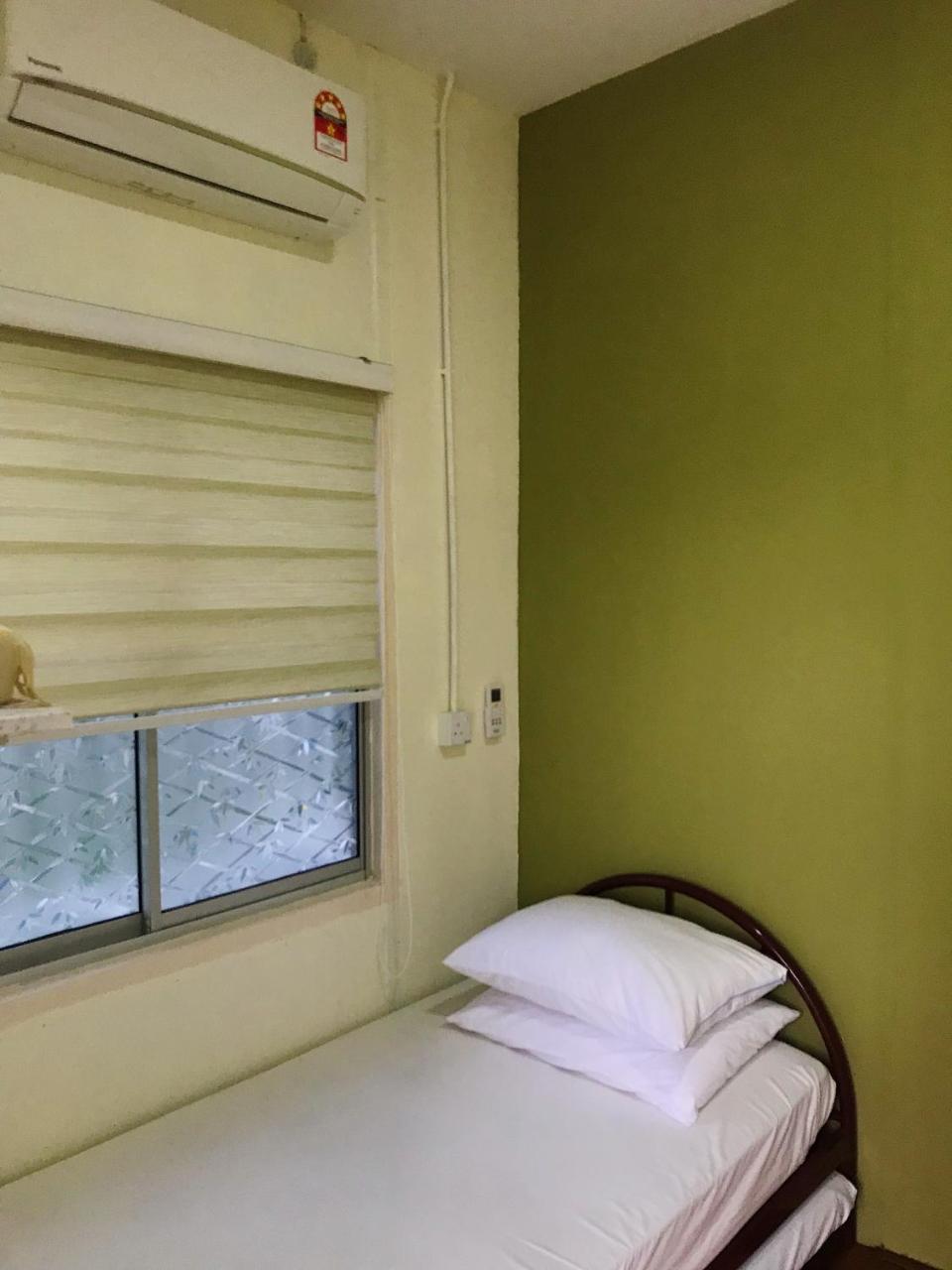 Merdeka Guest House 2 Kuching Buitenkant foto